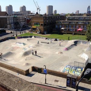 Stockwell_Skatepark,_Brixton,_London,_United_Kingdom_-_View_from_roof_of_Goodwood_Mansions_24-07-2012
